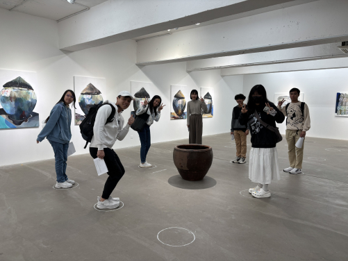 資深藝術顧問暨港大校友胡津如小姐向到訪安全口畫廊(Gallery EXIT)的友師和學員提供作品導賞，並介紹本地商業藝術創作生態和職業發展路向。